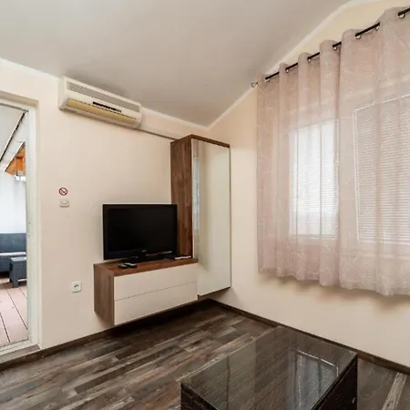 Апартаменты Bra I Premium With Outdoor Pool And Sauna - One Bedroom With Balcony *