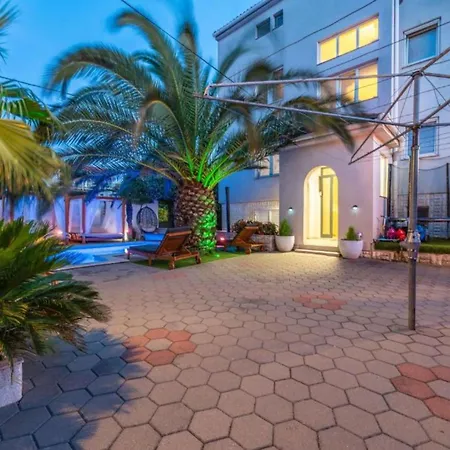 Апартаменты Bra I Premium With Outdoor Pool And Sauna - One Bedroom With Balcony