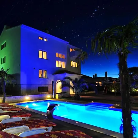 Bra I Premium With Outdoor Pool And Sauna - One Bedroom With Balcony شقة