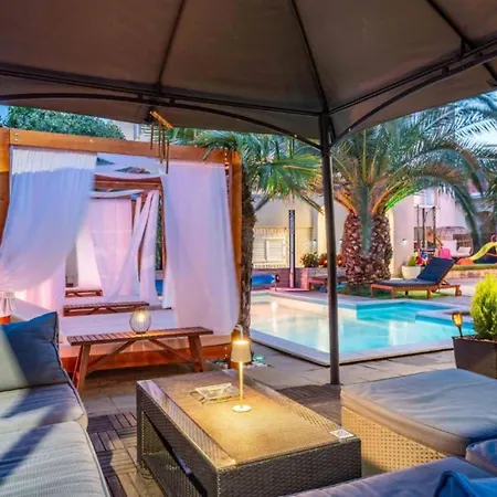 Апартаменты Bra I Premium With Outdoor Pool And Sauna - One Bedroom With Balcony