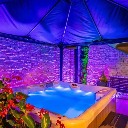 Bra I Premium With Outdoor Pool And Sauna - One Bedroom With Balcony