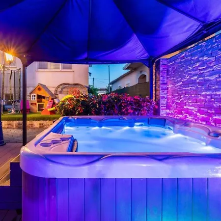 Апартаменты Bra I Premium With Outdoor Pool And Sauna - One Bedroom With Balcony