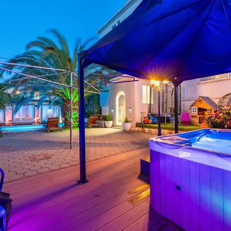 Bra I Premium With Outdoor Pool And Sauna - One Bedroom With Balcony شقة *