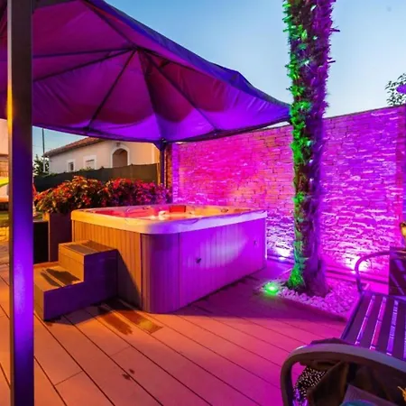 Апартаменты Bra I Premium With Outdoor Pool And Sauna - One Bedroom With Balcony